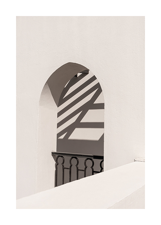  – Fotografi av ett valv i en ljus byggnad, med skuggor och ett litet räcke i öppningen