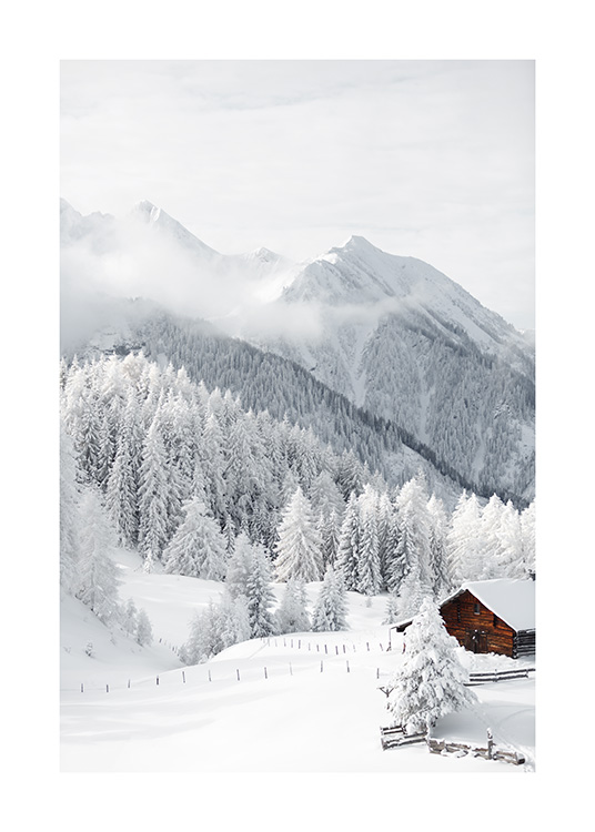 – Fotografi av en liten stuga i ett snötäckt landskap med träd och berg i bakgrunden