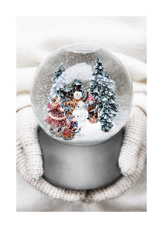  – Fotografi av en liten snöglob med snögubbe, träd och barn inuti