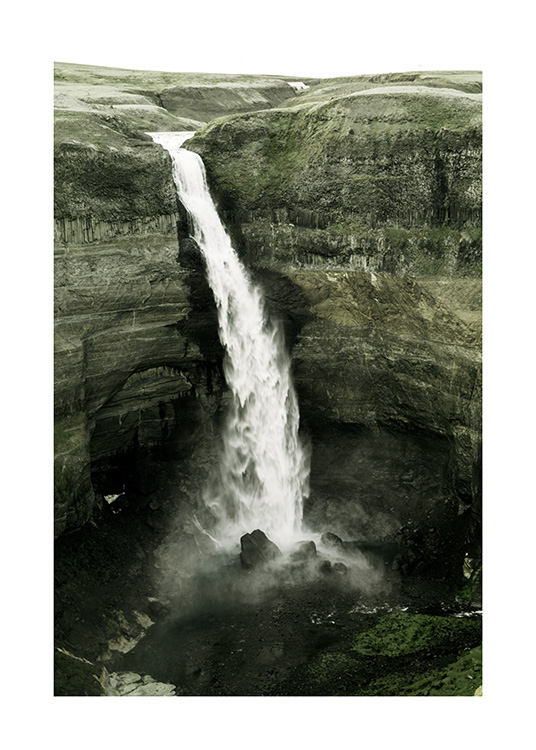  – Fotografi av ett grönt klipplandskap med ett vattenfall i mitten