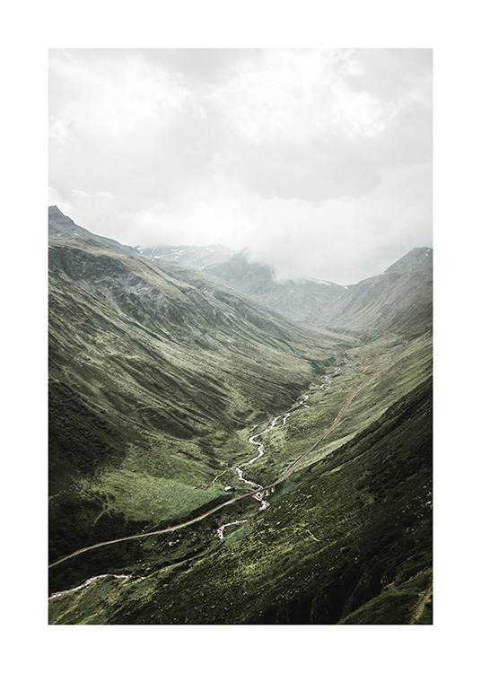  – Fotografi av ett landskap med grönska som täcker bergen, och en flod i mitten