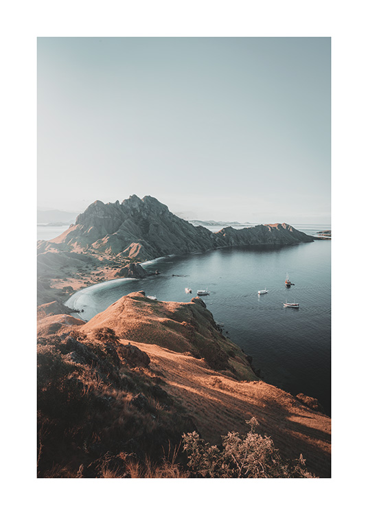  – Fotografi av båtar på havet bredvid stora klippor på Padar Island i Indonesien