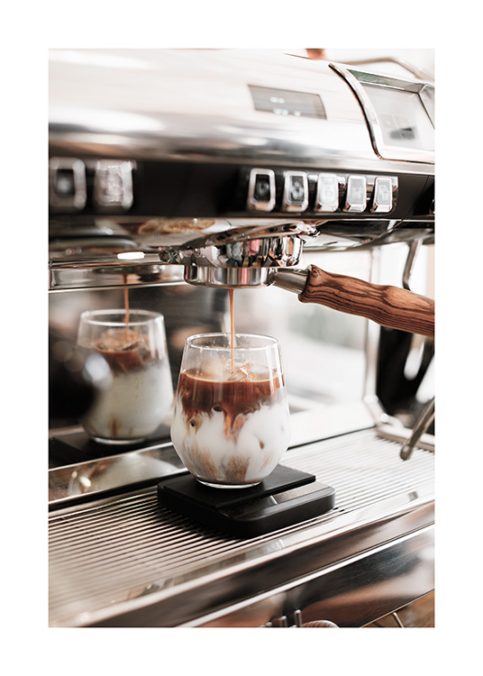  – Fotografi av ett glas iskaffe som tillagas i en kaffemaskin