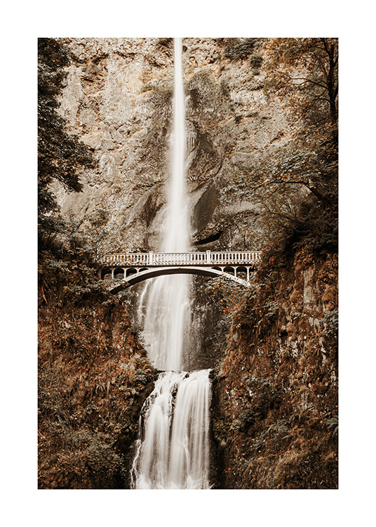  – Fotografi av ett vattenfall i bergen med en bro i mitten