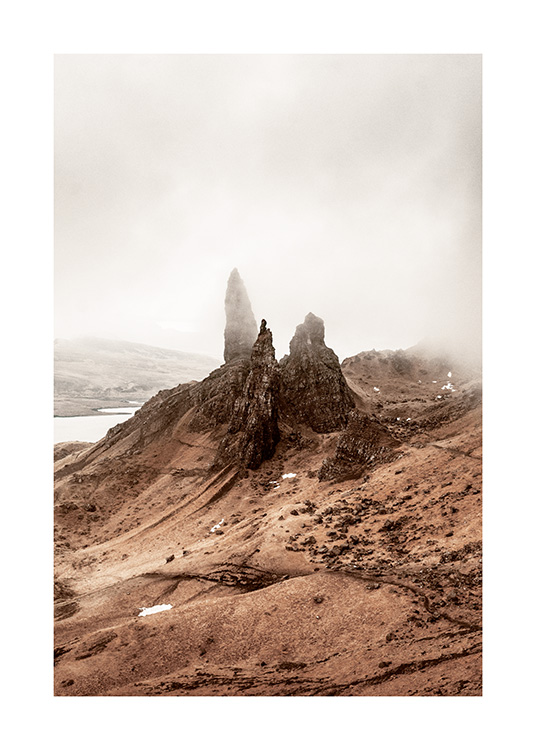  – Fotografi av ett dimmigt landskap med höga klippor i mitten
