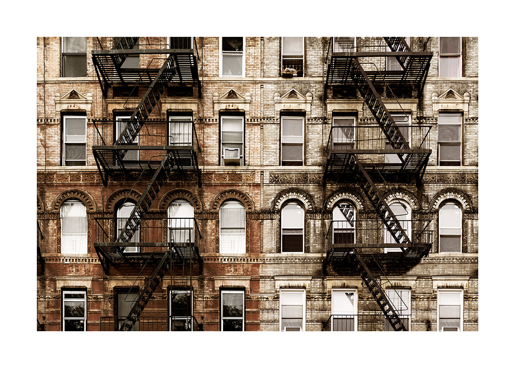  – Fotografi av en lägenhetsbyggnad med brandtrappor på utsidan