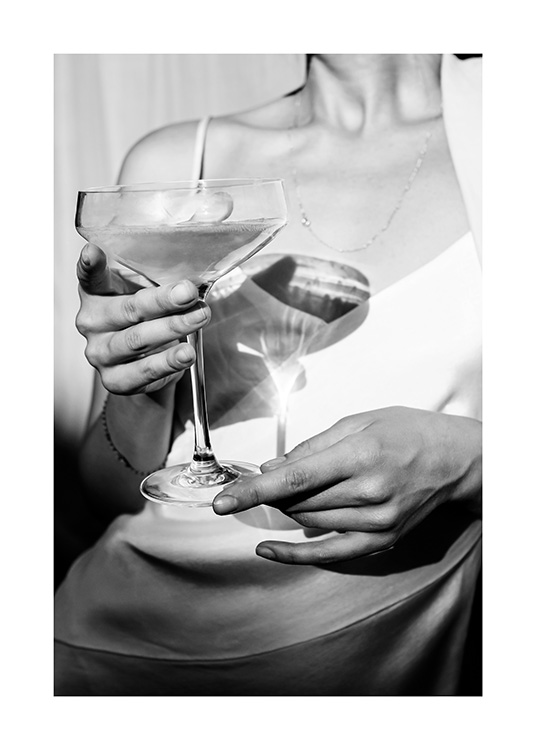  – Svartvitt fotografi av en kvinna som håller i ett glas champagne