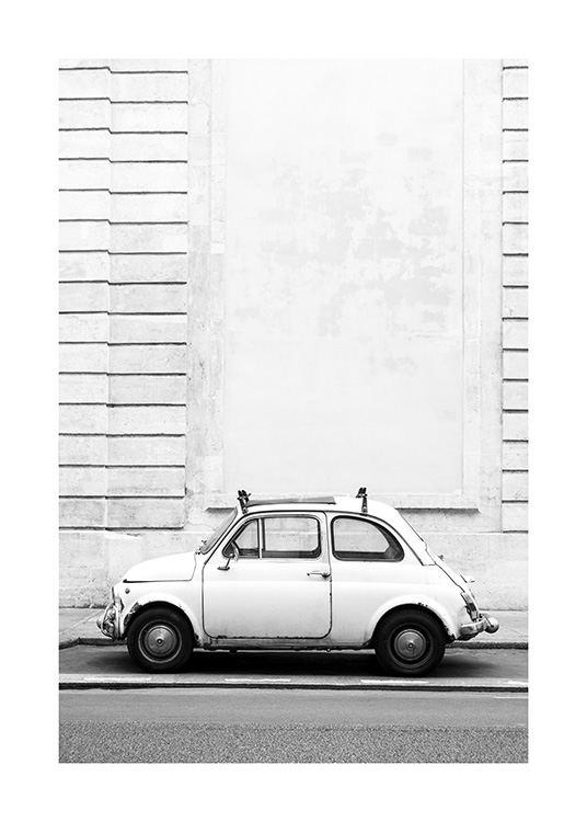  – Svartvitt fotografi av en liten retrobil parkerad framför en byggnad med randig effekt