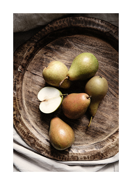 – Ett gäng gröna päron i en vacker, brun skål