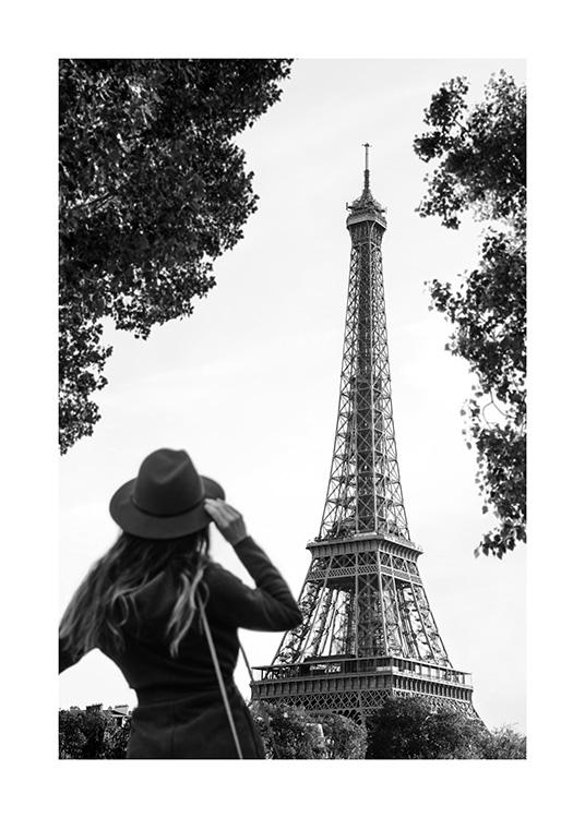 – Poster av en kvinna framför Eiffeltornet