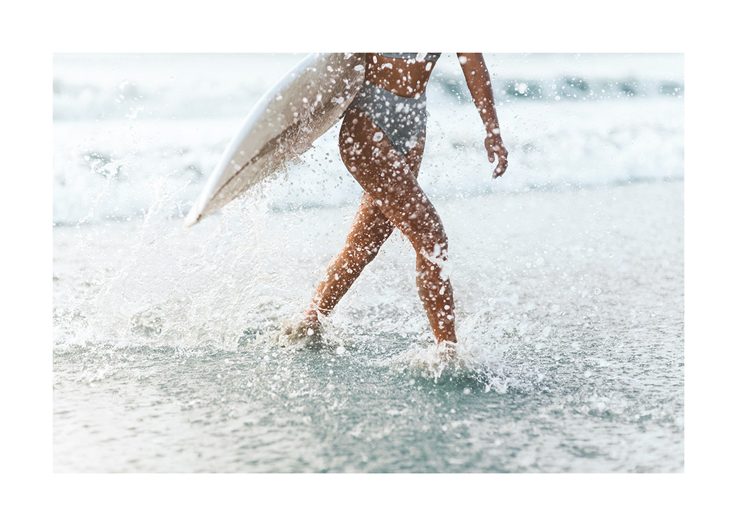 – Poster av en surfarflicka som går ut ur vattnet