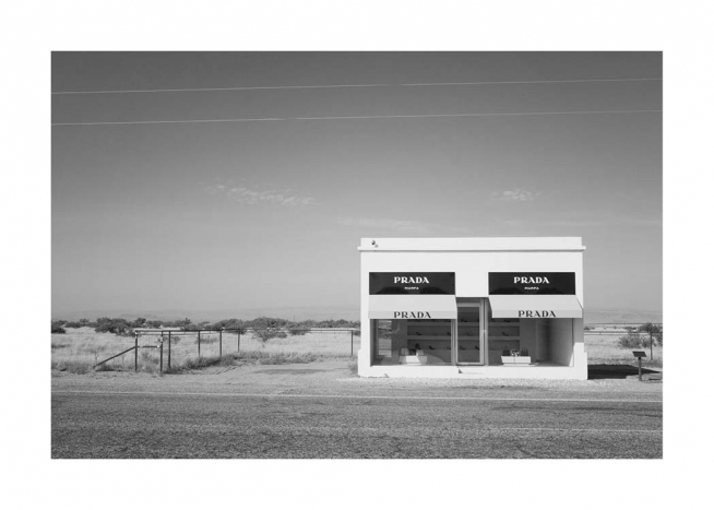  - Svartvitt fotografi av falsk Prada Marfa-butik som skulptur, vid en väg i öknen i Texas