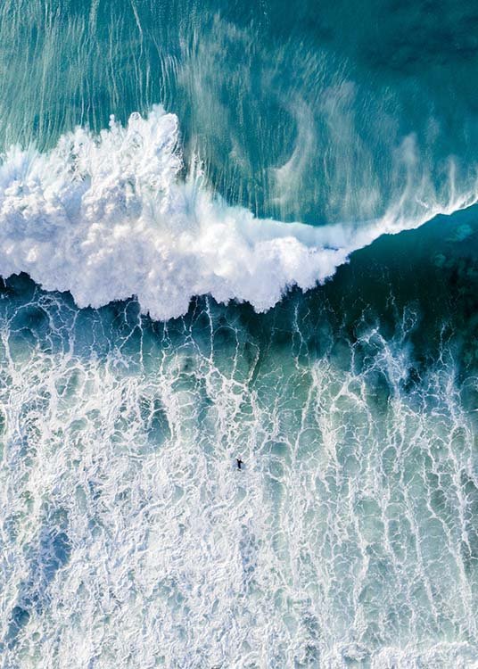  – Fotografi ovanifrån av ett hav med stor våg som kommer mot en surfare