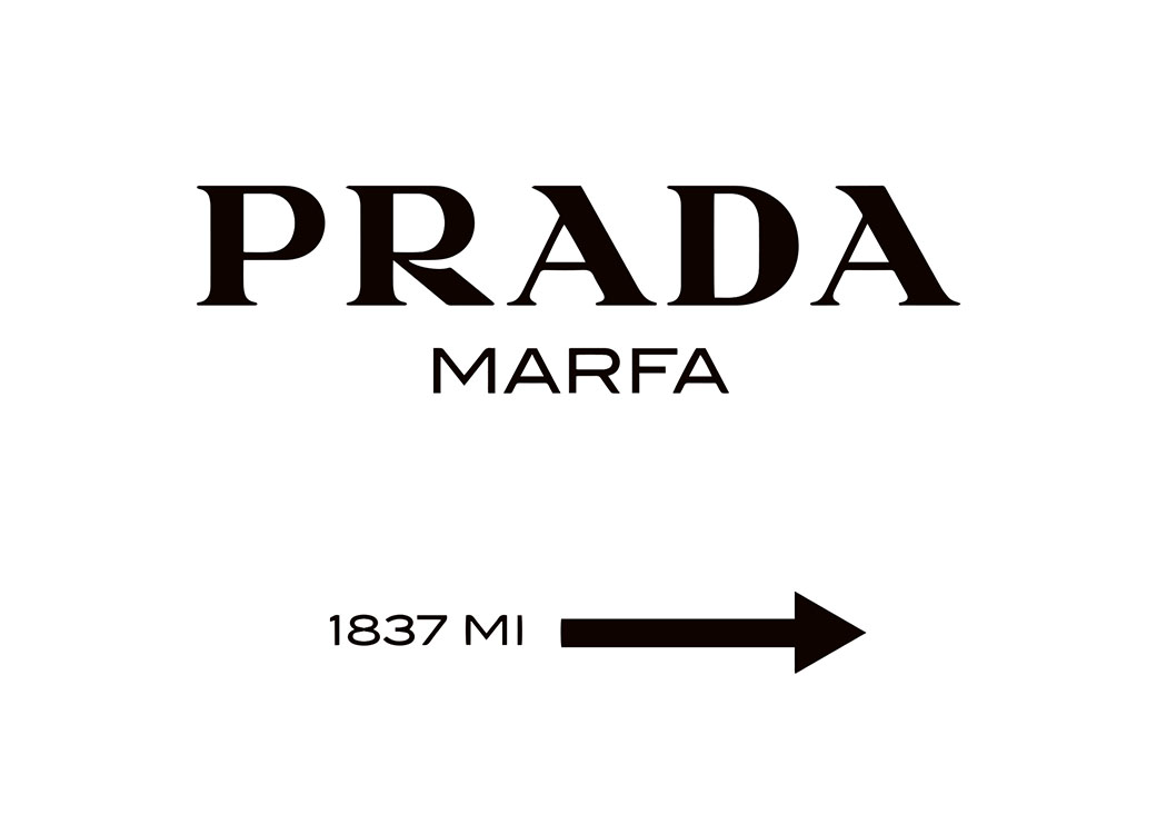  – Svartvit texttavla med Prada Marfa-logotypen