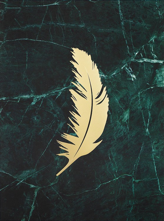  – En grön marmorbakgrund bakom en fjäder i guld