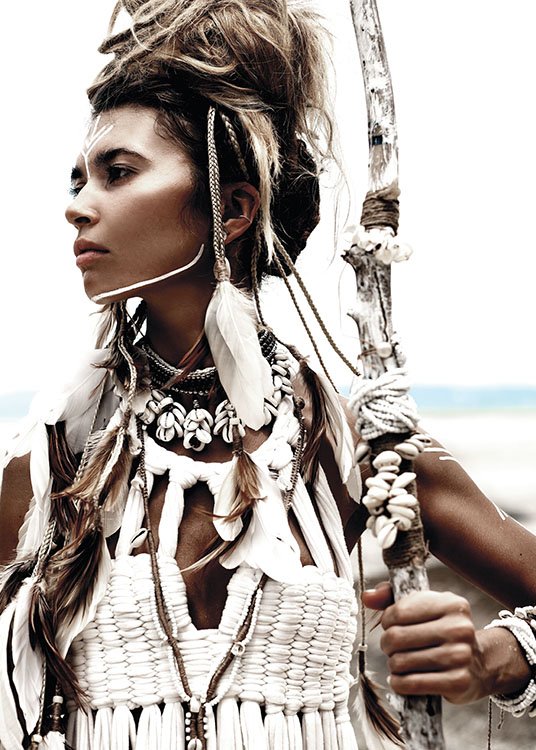  – Fotografi av en kvinna i vit topp och smycken med fjädrar