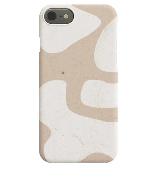  – Beige iPhone-skal med abstrakta, ljusbeige former på en mörkare beige bakgrund