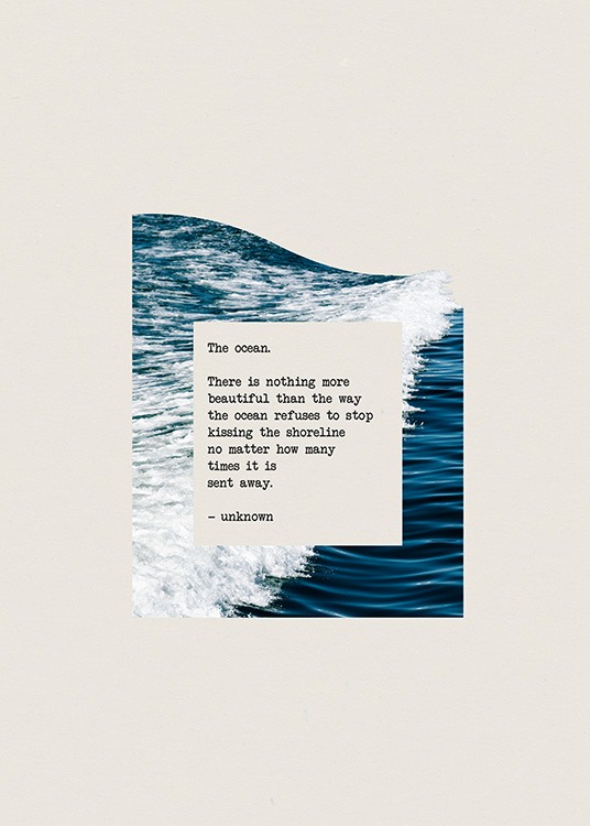  - Grafisk textposter med citat om havet på ett fotografi av ett hav mot en beige bakgrund