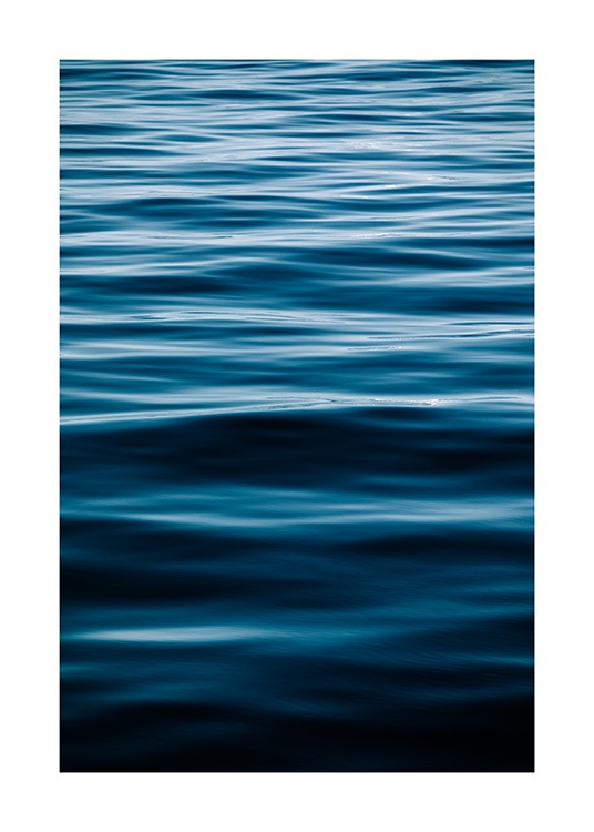  - Fotografi av ett blått hav med lugna, stilla vågor