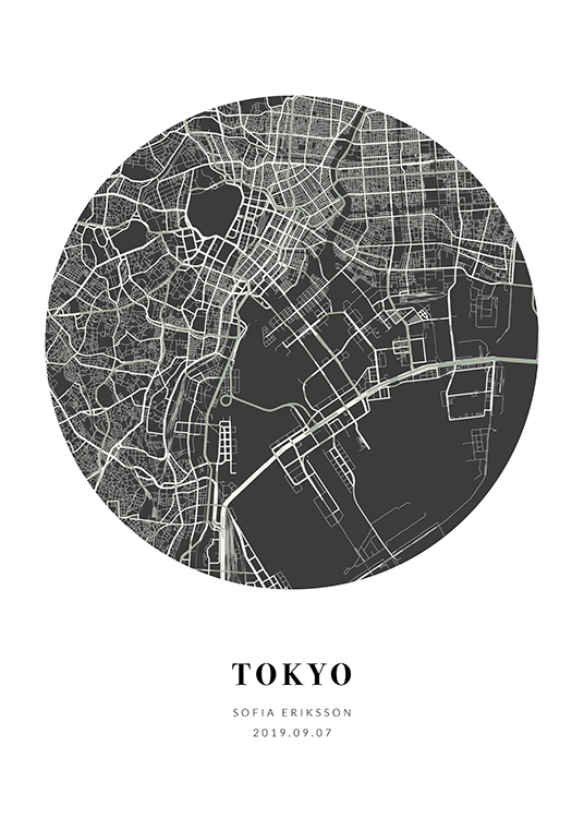  – Svartvit stadskarta i form av en cirkel med text längst ned