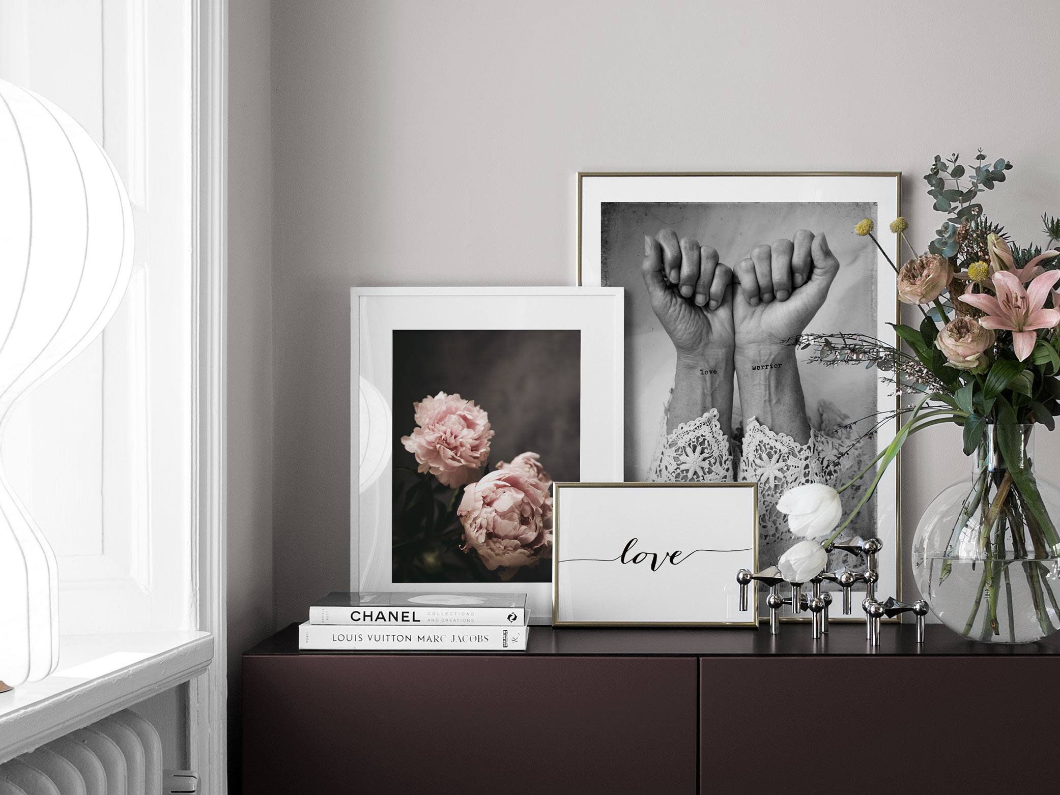 Romantisk feminin dekoration till hallen med blomtavlor och kärleksposters