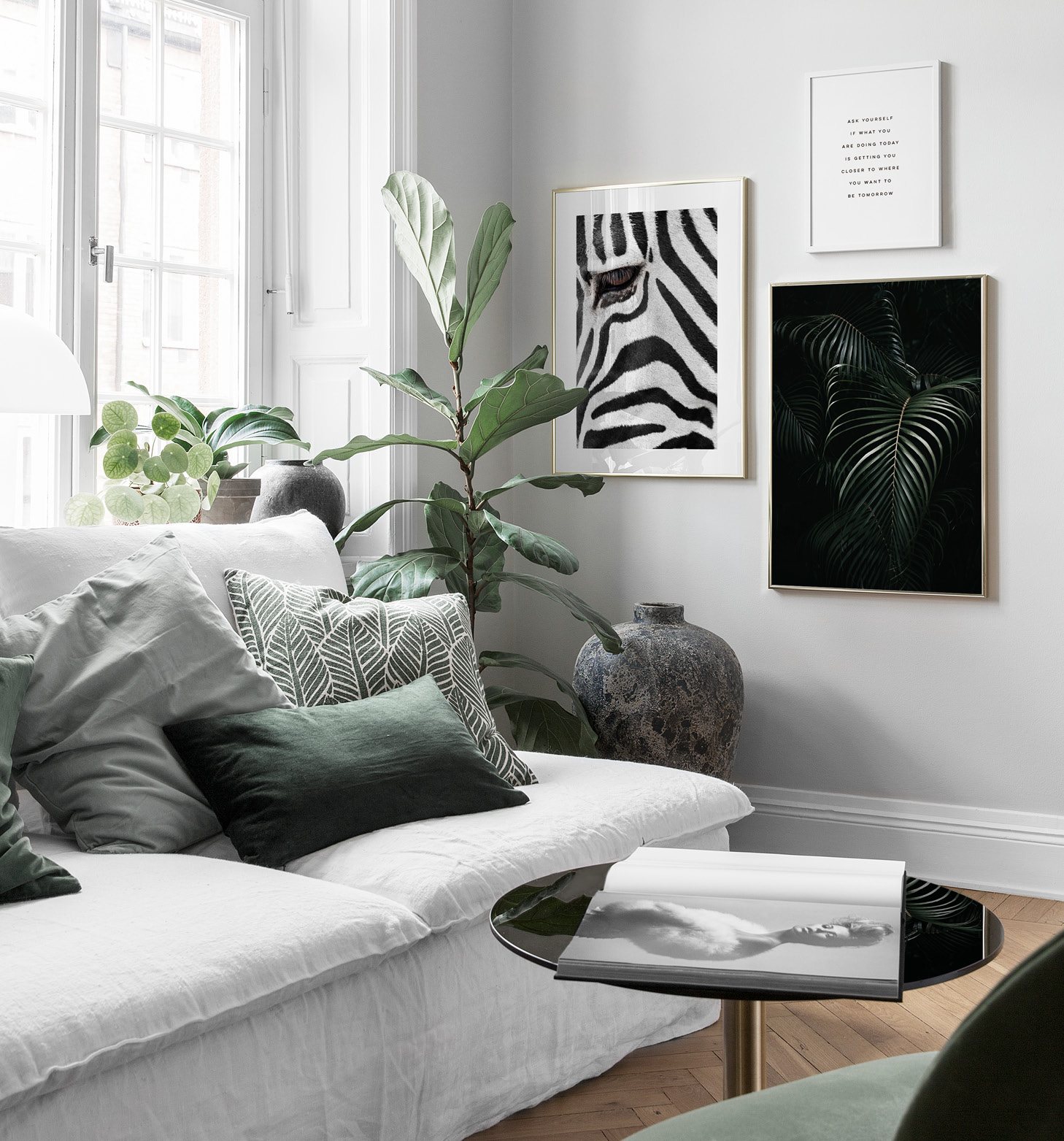 Grönt vardagsrum med tropiskt tema och djurposter