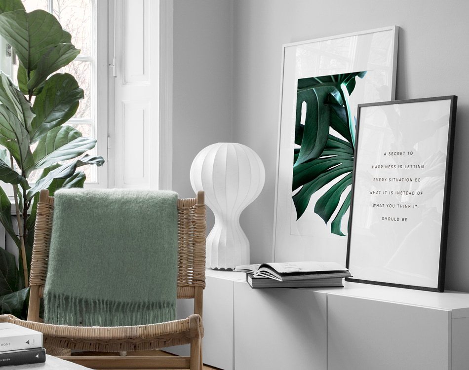 Grön harmonisk vardagsrumsinredning, botaniska tavlor