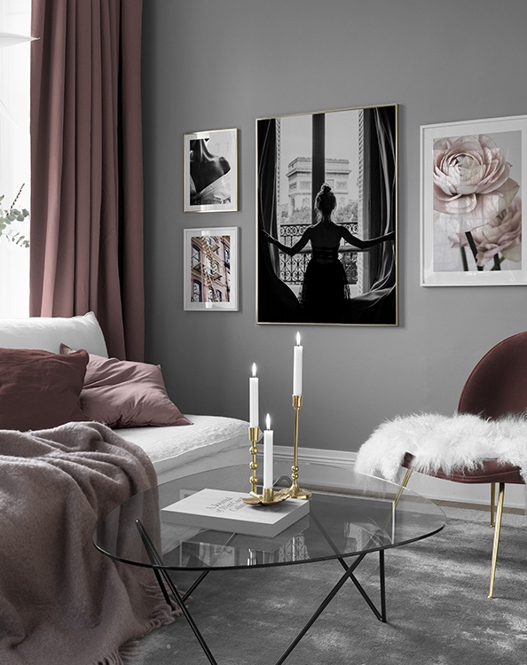 Klassiskt elegant vardagsrum med rosa och svartvita posters