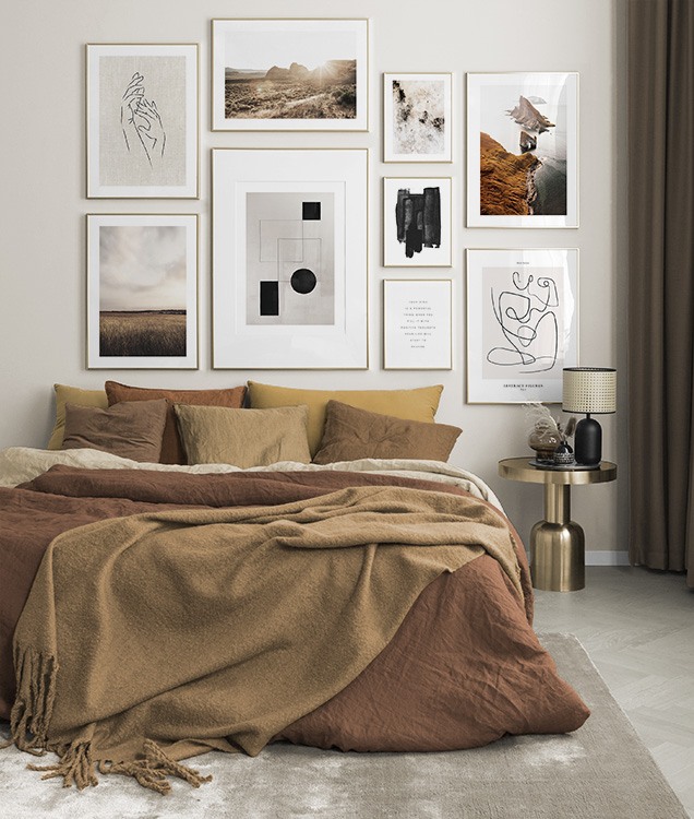 Fotokonst och illustrationer i brunt sovrum
