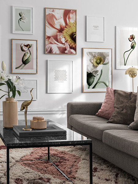 Botaniska posters från Desenio. Vägg med inramade posters av blommor och andra plantor